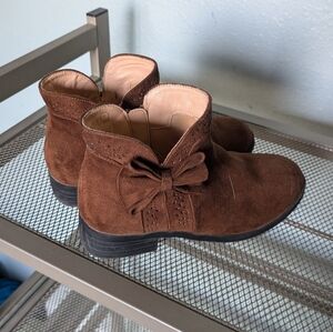 Girls ankle boot size 1